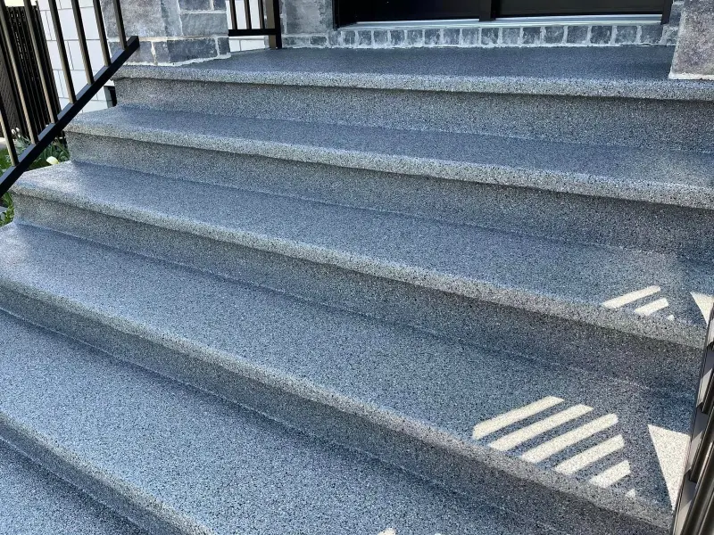 Escalier extérieur avec finition en polyaspartique, surface non glissante et facile à nettoyer, mettant en valeur la durabilité et la protection contre les UV.