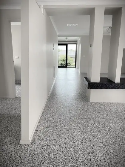 Plancher en époxy résidentiel de Bétonik, surface lisse et moderne dans un intérieur lumineux, mettant en valeur les services de remise à neuf de béton à Montréal.
