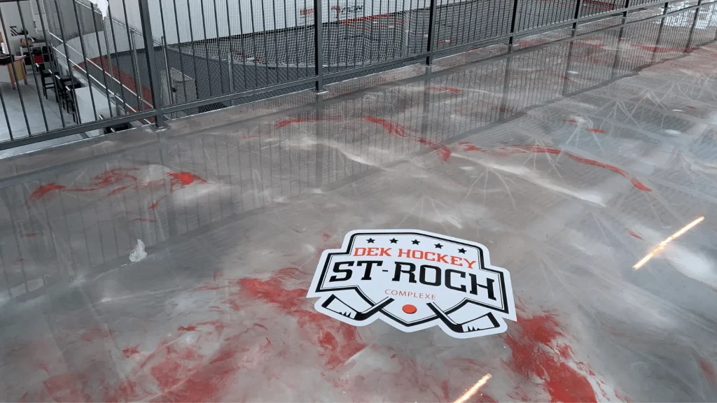 Plancher en époxy du complexe de hockey Dek Saint-Roch avec logo intégré, surface moderne et facile à entretenir.