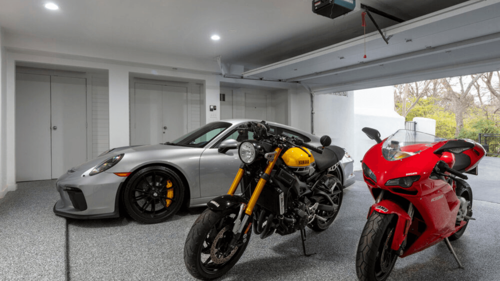 Flake epoxy garage floor with a polyaspartic topcoat, Greater Montreal