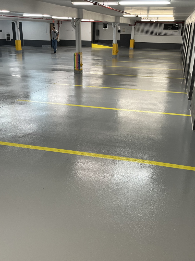Plancher époxy fini d'un stationnement intérieur à Saint-Hyacinthe avec marquage de cases