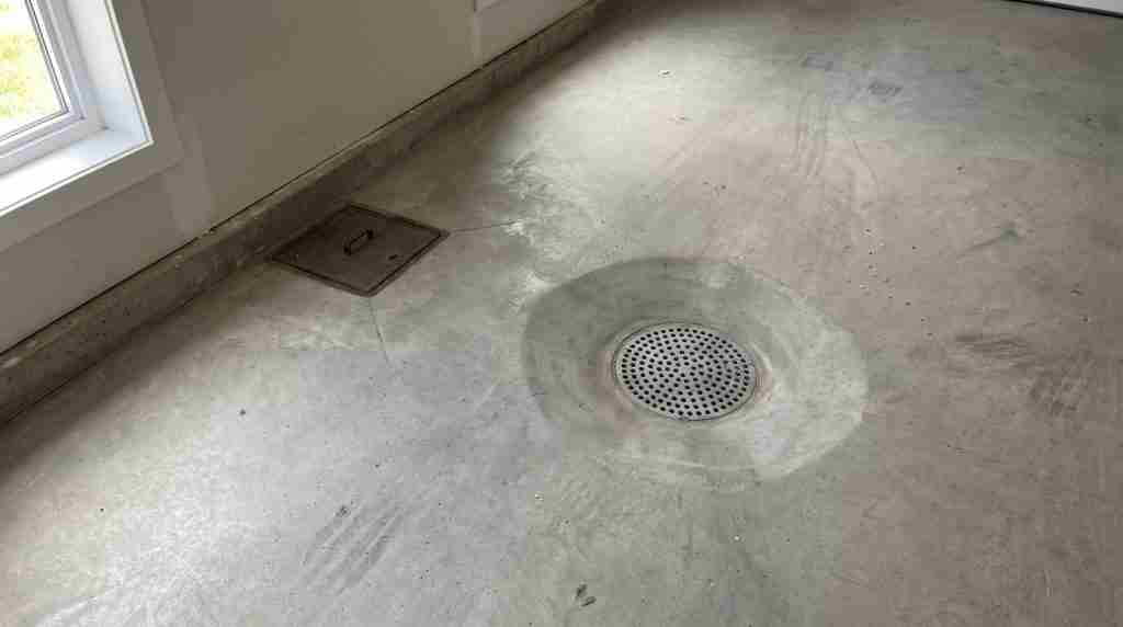 Drain de plancher d'un garage et trappe d'accès au clapet antiretour