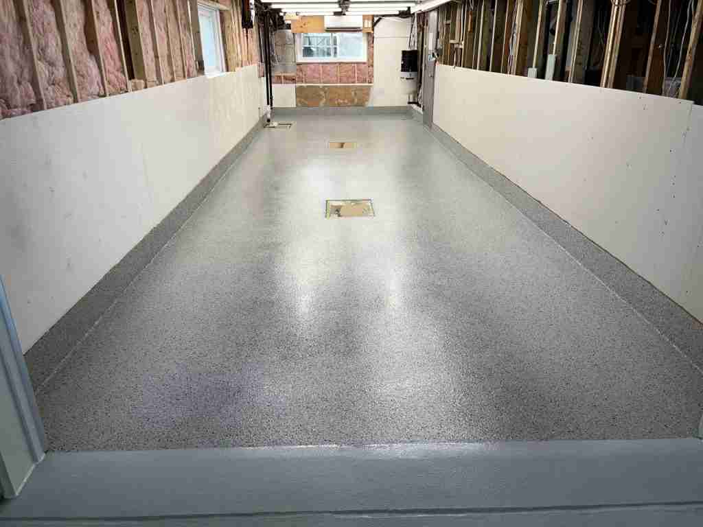 Grey flake epoxy floor in a residential garage in Rivi&egrave;re-des-Prairies, installed by B&eacute;tonik