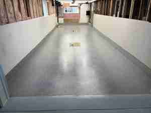 Grey flake epoxy floor in a residential garage in Rivi&egrave;re-des-Prairies, installed by B&eacute;tonik