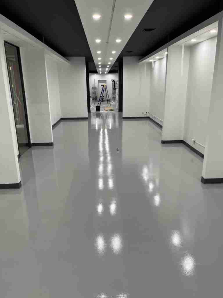 Glossy solid grey epoxy floor in offices in Saint-Laurent, installed by B&eacute;tonik
