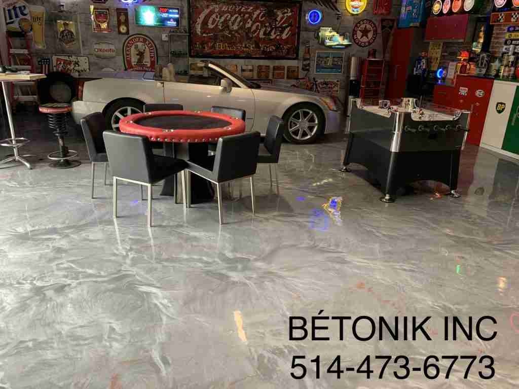 Plancher époxy métallique argent dans un garage converti en salle de jeux, installé par Bétonik